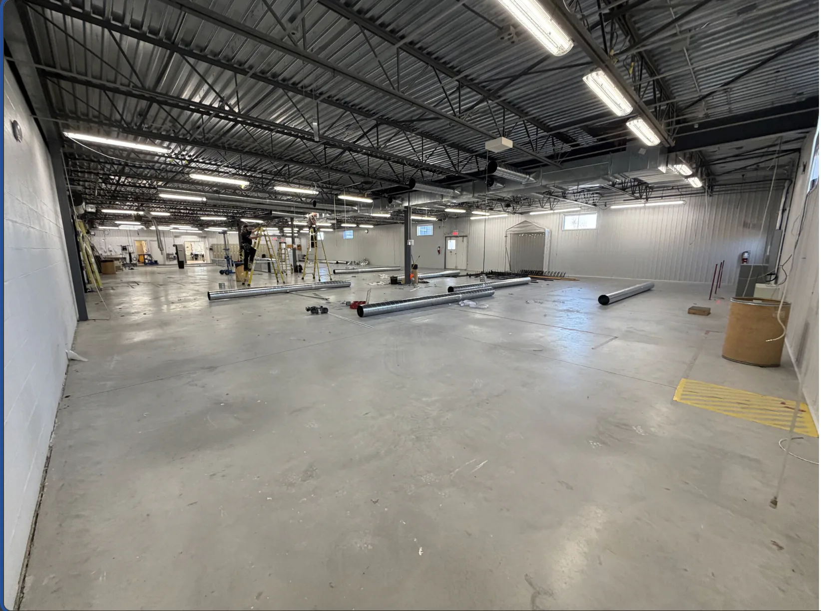 Installation en cours d’un réseau d’air comprimé dans un nouvel espace industriel